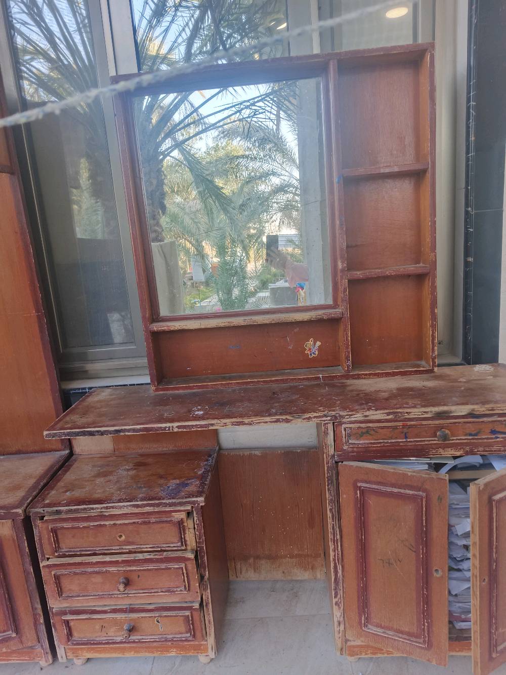 كنتور +غرفة صاج كويتي بدون تختة او جرباية وخشب بلوك ابيض كنتورين و جرابي اثنين و جرباية حديد. العنوان البصرة السيبة