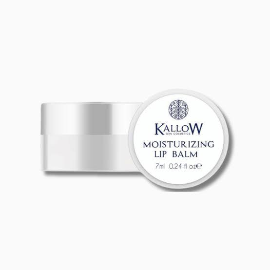 سيروم كالو للشد الفوري من DXN (DXN Kallow Instant Tightening Serum)، وهو مستحضر متطور مصمم خصيصاً لمحاربة علامات التقدم في السن وتحسين مرونة الجلد بشكل سريع.أبرز مميزات وفوائد السيروم:تأثير الشد الفوري: يعمل على شد البشرة المترهلة وتقليل مظهر الخطوط الدقيقة والتجاعيد بشكل ملحوظ بعد الاستخدام مباشرة.تحسين مرونة الجلد: يعزز إنتاج الكولاجين الطبيعي في البشرة لتبدو أكثر حيوية وشباباً.تنعيم الملمس: يمنح البشرة ملمساً حريرياً ناعماً ويقلل من مظهر المسام الواسعة.مكونات طبيعية: يعتمد على مستخلصات نباتية آمنة ومغذية تناسب جميع أنواع البشرة.
1- كريم كالو لترطيب الوجه بزيت الأرغان وبذور العنب (DXN Kallow Hydrating Face Cream).وهو يختلف عن واقي الشمس؛ حيث يُعد كريمًا مرطبًا ومغذيًا يوميًا للبشرة.المكونات الرئيسية:زيت الأرغان ("الذهب السائل"): غني بفيتامين E والأحماض الدهنية الأساسية لتغذية البشرة وتنعيمها بعمق.زيت بذور العنب: مضاد قوي للأكسدة يساعد على شد البشرة، وتقليل علامات الشيخوخة والخطوط الدقيقة.حمض الهيالورونيك: لحبس الرطوبة داخل الخلايا وضمان مرونة الجلد طوال اليوم.أبرز الفوائد:ترطيب مكثف وعميق: يمنح البشرة ملمساً ناعماً ومظهراً ممتلئاً ومشرقاً.تركيبة خفيفة وسريعة الامتصاص: يتغلغل في طبقات البشرة دون ترك أي أثر دهني أو ثقل.قاعدة مثالية للمكياج: يمكن استخدامه كقاعدة ناعمة (برايمر) قبل وضع المكياج أو واقي الشمس.مكونات طبيعية: يحتوي على تركيبات نباتية بنسبة 96% آمنة لجميع أنواع البشرة.طريقة الاستخدام في الروتين اليومي:يُوضع على بشرة نظيفة وجافة (الوجه والرقبة) صباحاً ومساءً.إذا أردتِ الخروج نهاراً، يتم وضع هذا الكريم المرطب أولاً، ويُترك لبضع دقائق حتى يمتصه الجلد تماماً، ثم يُوضع فوقه واقي الشمس كالو (SPF 50+) للحصول على حماية وترطيب متكاملين.
طريقة الترتيب الصحيحة في الروتين:للحصول على أفضل نتائج من المنتجات الثلاثة التي استفسرتِ عنها، يتم تطبيقها بالترتيب التالي صباحاً:أولاً: ضعي سيروم الشد الفوري على بشرة نظيفة تماماً واتركيه حتى يجف ويشد البشرة.ثانياً: ضعي كريم كالو المرطب
2- سيروم كالو للشد الفوري من DXN (DXN Kallow Instant Tightening Serum)، وهو مستحضر متطور مصمم خصيصاً لمحاربة علامات التقدم في السن وتحسين مرونة الجلد بشكل سريع.أبرز مميزات وفوائد السيروم:تأثير الشد الفوري: يعمل على شد البشرة المترهلة وتقليل مظهر الخطوط الدقيقة والتجاعيد بشكل ملحوظ بعد الاستخدام مباشرة.تحسين مرونة الجلد: يعزز إنتاج الكولاجين الطبيعي في البشرة لتبدو أكثر حيوية وشباباً.تنعيم الملمس: يمنح البشرة ملمساً حريرياً ناعماً ويقلل من مظهر المسام الواسعة.مكونات طبيعية: يعتمد على مستخلصات نباتية آمنة ومغذية تناسب جميع أنواع البشرة.


**إذا كنت صاحب هذا الإعلان وتريد حذفه لأي سبب، رجاءا أرسل رسالة إلى الدعم الفني**