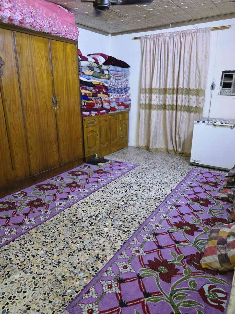 بيت نصف قطعه (للبيع)
مساحته 72 متر مربع ركن 
مدينة قطاع 45 
للاستفسار الاتصال 
***********
