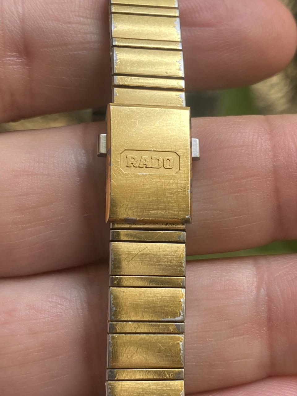 السلام عليكم
رادو ديستار
نسائي 
كوترتز بطارية 
طلاء ذهب ثابت 
بلادية بالكامل 
نظافة كالجديد 
مقاومة للماء 
زجاج ضد الخدوش 
القطر ٢٤ 
السعر ١٠٠ الف 
يوجد توصيل لجميع المحافظات 
***********
