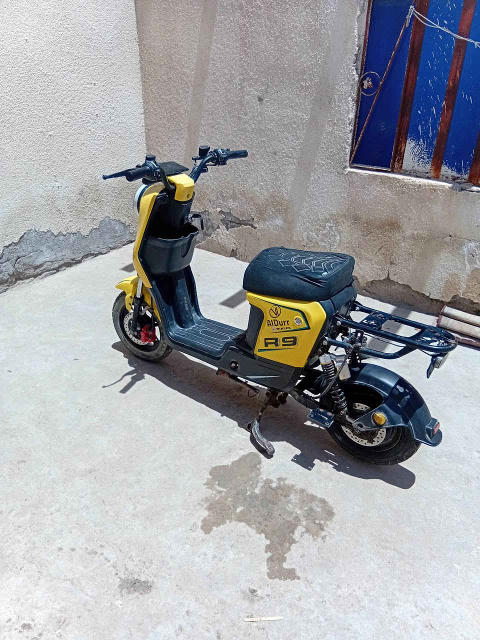 ألسلام عليكم دراجه ار تسعه موديل ٢٤ بطاريات ٢٢ مبير نقصهه بس كشن ورا.   وفج مال بريك ورا دراجه قير ذن مابيهه شي بطاريات فول سعر ٢٥٠ وبيهه مجال رقمي ***********
