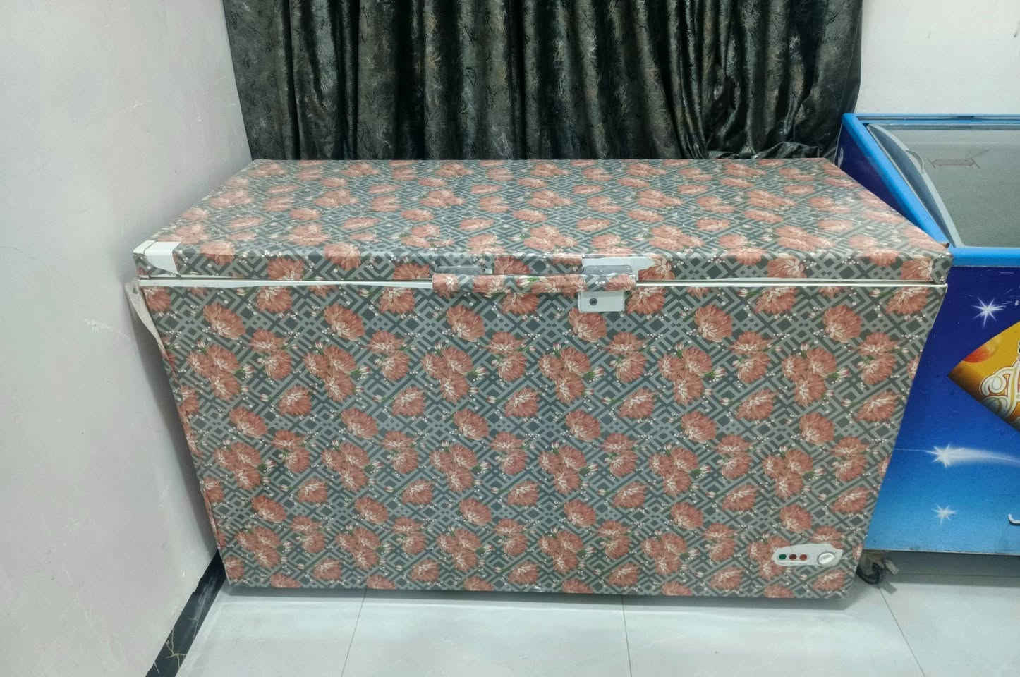 مجمدات 2للبيع بسعر مناسب للشراي فقط الداخل نضيفه تبريده فول قويه تفيد اهل المحلات. للتواصل عله الواتساب ***********
