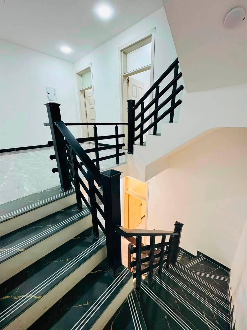🏡 للبيع نقد فقط – دار جاهز للسكن 🏡

🔹 الموقع: بغداد – الدورة – البوعيثة

📌 مجمع السلطان الثالث ثاني فرع

تفاصيل العقار:

✅ المساحة: 100 متر

✅ الواجهة: 6.25 متر

✅ النزال: 16 متر

✅ عدد الطوابق: طابقين حديث

مواصفات البناء:

✔️ 4 غرف نوم 

✔️ استقبال مريح

✔️ صالة واسعة

✔️ مطبخ بتصميم عصري

✔️ صحيات عدد (2)

✔️ تشطيب درجة أولى مع جميع الخدمات

🛑 ملاحظة: الدار جاهزة للسكن فورًا

🛑 البيع مباشر من المالك بدون دلالية

📜 نوع العقار: طابو زراعي – سند 25 – إقرار محكمة

📞 للاستفسار:

📲 اتصال أو واتساب على الأرقام:

☎️ ***********

📩 لمزيد من التفاصيل، تواصل معنا عبر الخاص أو الاتصال المباشر!
