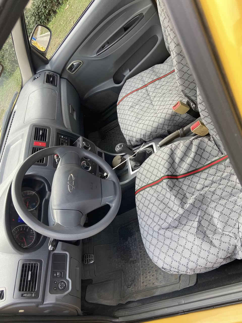 شيري 2015
سيارة بلادية بدون ضربة بدون صبغ
كير مكينة بلادي 
تبريد وتدفئة شغال 
تخم تاير وصدر جديد
السعر ٤٧ وبيها مجال بسيط
***********
