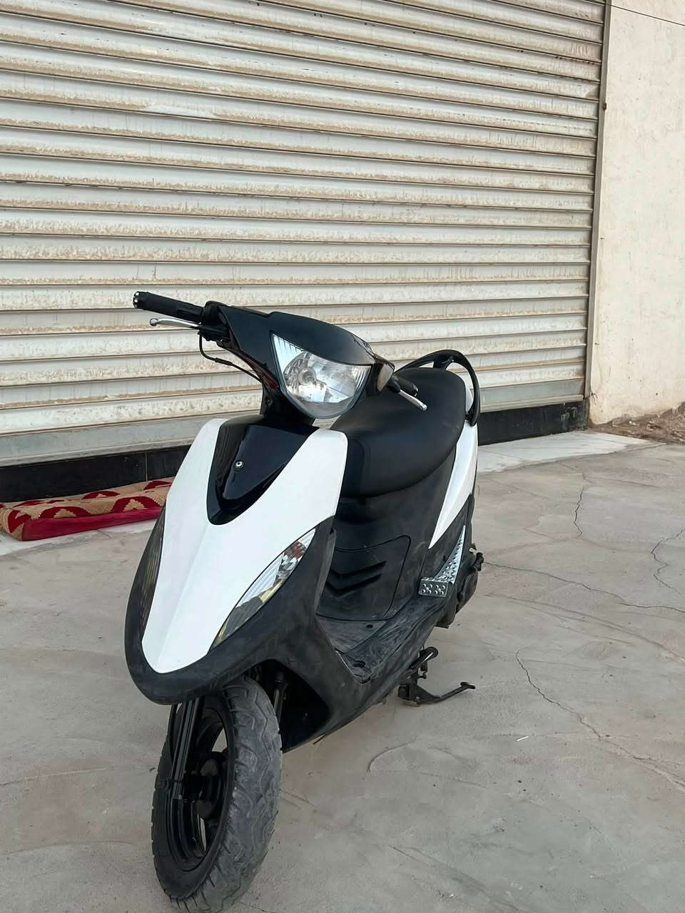 سلام عليكم 
دراجه ماكس عدله صارله سبوع من طالعه من الحاويه الدراجه مكفوله من الويل للويل كله ختم واحد حته البرغي مختم هذن الكفرات انه شادهن تجاري البلادي موجودات سود مختمات + كزوز رياضي FM السعر مليون وميه وخمسين بيه مجال حك الجيه مكاني القرنه الشرش ***********
