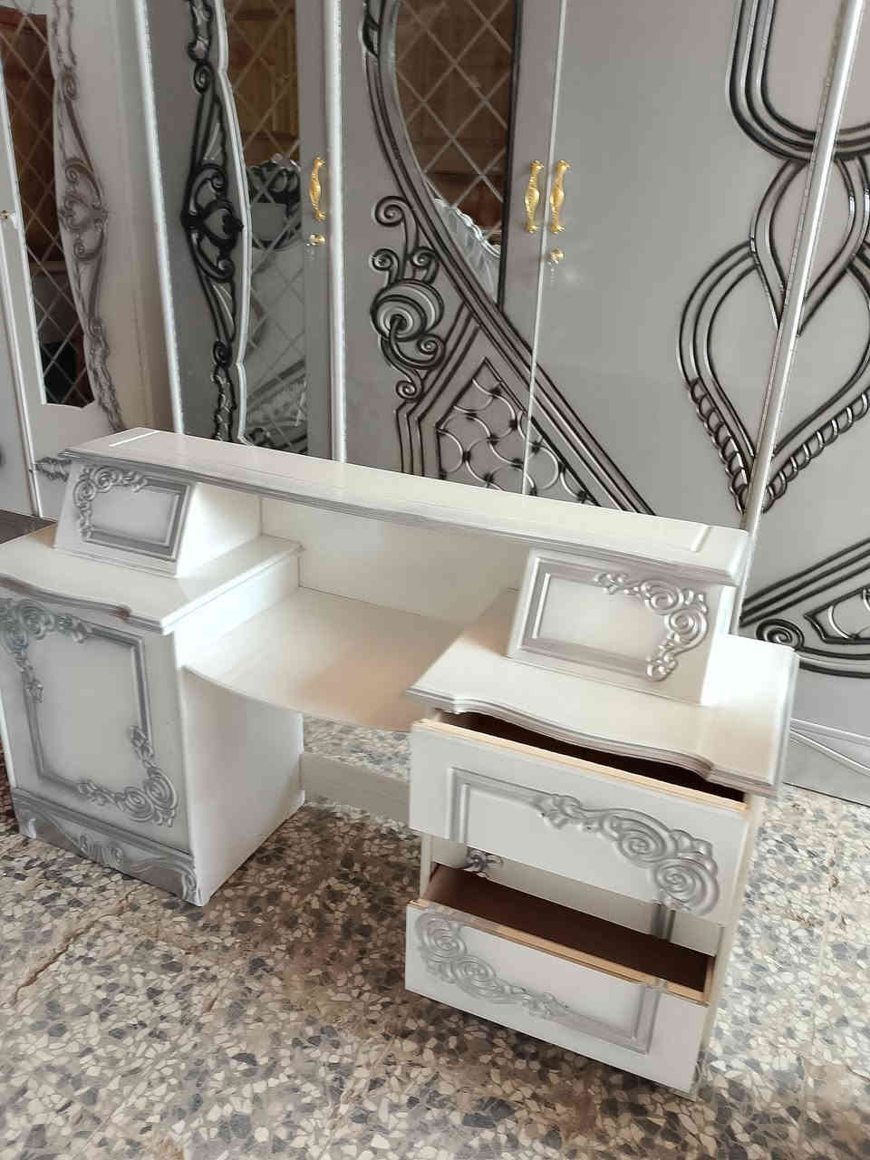 غرف سته ابواب عراقي جديد السعر مليون  200العنوان شارع المدينه  سوق الحديقه مقابل محلات البلديه الرقم. ***********
