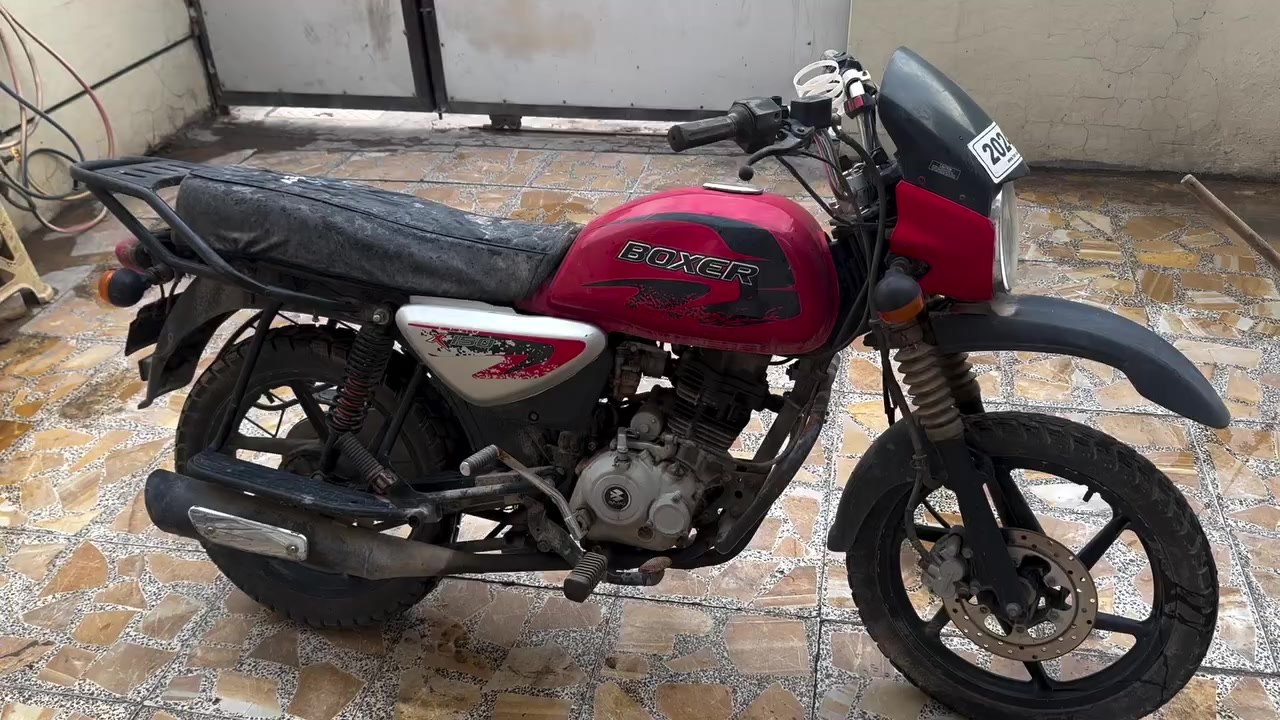 السلام عليكم دراجه بوكسر لبيع متروكه صار فتره كلشي بيه شغال أوراق كامله ***********
