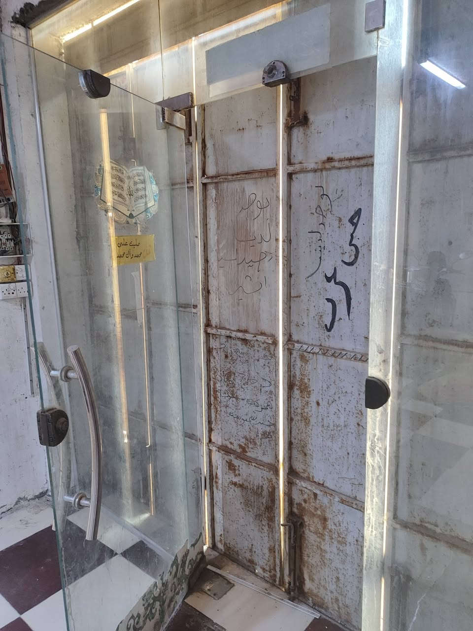 باب محل لللبيع طول 260 وعرض 290 مع واجهه جام نفس القياس الباب م̷ـــِْن الحديد الثقيل العنوان بصره حي الاحرار رقم الهاتف ***********
