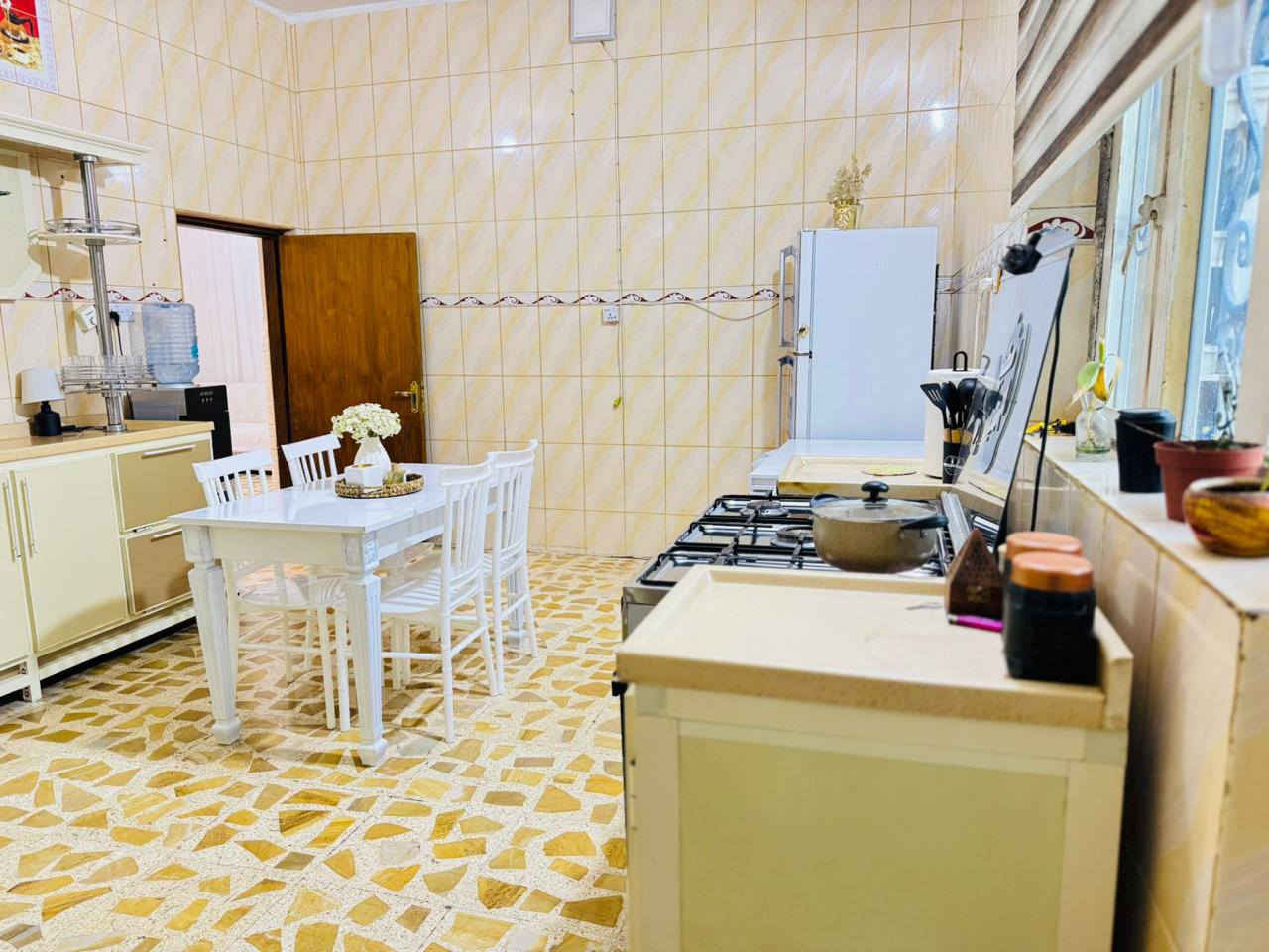 السلام عليكم
بيت ٢٠٠ متر طابقين الموقع الخاجيه قرب المجلس البلدي على مربع  رقم العقار ٣٢٨٥ السعر المطلوب ٢٧٠ للاستفسار الاتصال على الرقم ***********
