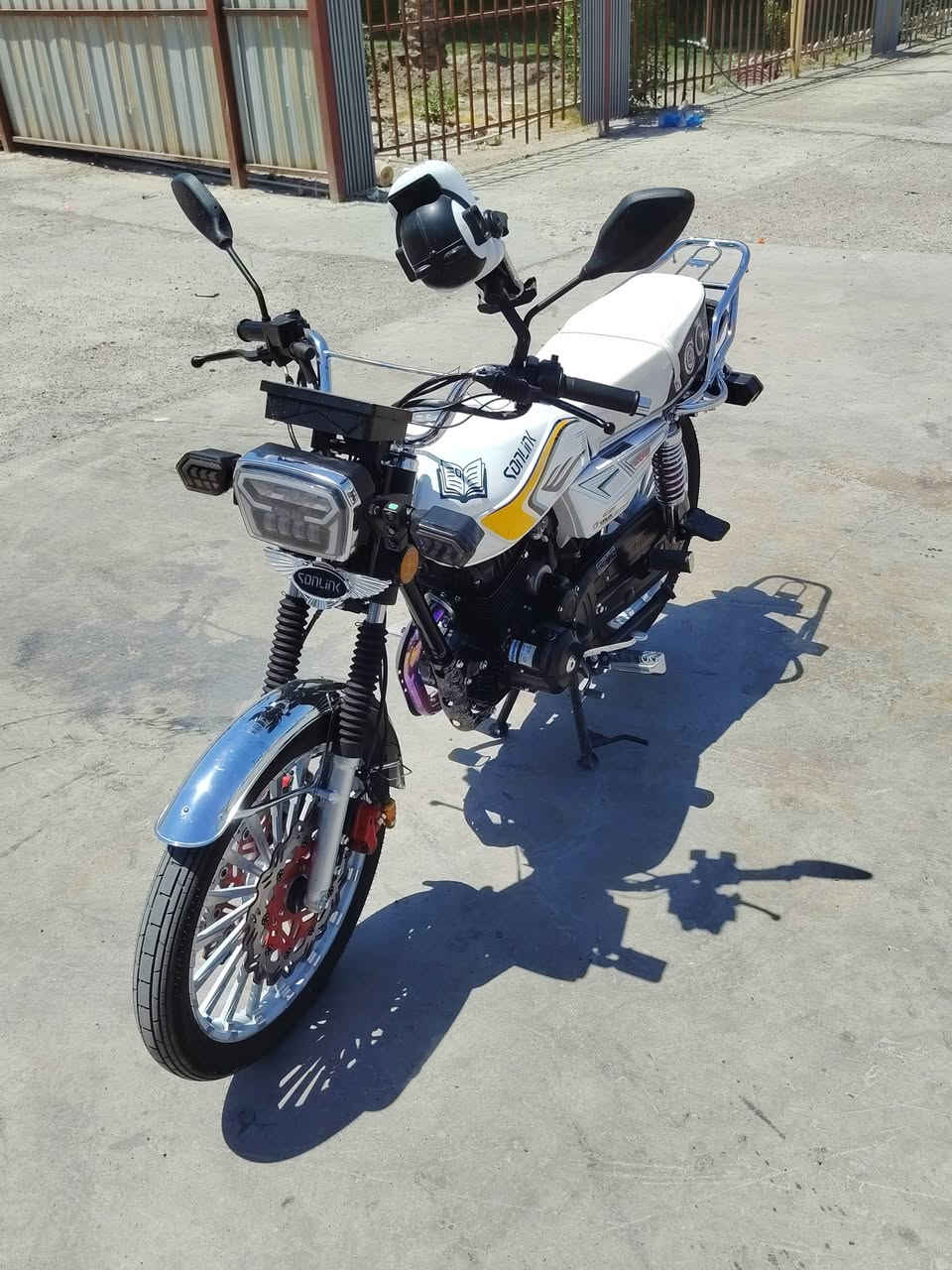 سلام عليكم دراجه للبيع ايرانيه جديده مكينه 250 cc مصارلها هواي من نازله مكفوله من الزلغ سويجين بصمتين اوراقها شراي *********** مكاني بغداد الحسينيه مال الراشديه
