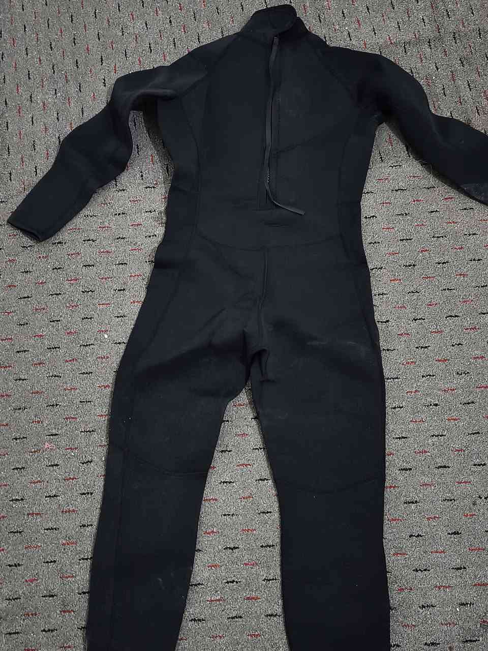 ملابس دلفري وبايكريا مبطنه بدلات كامله ماركات جدد كلهن مع شورتات طبيه ب٢٥ مكاني تلكيف
