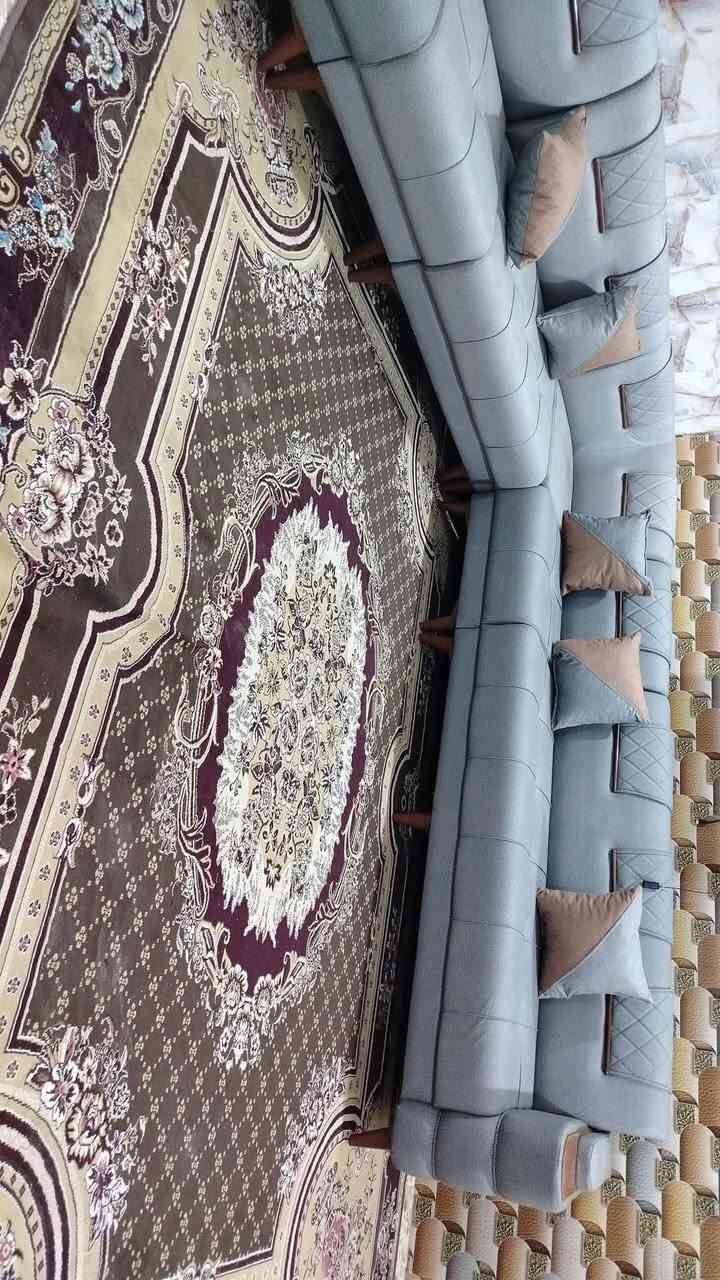 جهز عندي هذا الديوان قياس ١٤ متر ونص ٢٠ مقعد كورنر تجي بيه قنفتين مفصوله مع ٢ زاويه
تفصال خشب بلوك اسود كله الداخل الثقيل سفنج مضغوط مميز أول مع طبقه دللوب طبي قماش كتان ناعم موديل ابو الطبله   بشكل مميز وانيق
لون رصاصي  مطعم ب الجوزي مع ١٢ كوشه استفسار *********** متوفر واتساب
