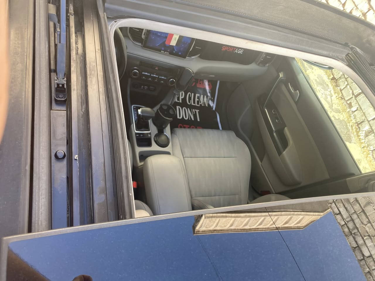 السلام عليكم سبورتج 2018 خليجي السياره بيها بارد خفيف اسفل الباب مال الصدر والخلفية فقط جاهزه مناقصها اي شي سعرها 180 وبيها مجال بسيط مكان السيارة صليخ ال600 اليحب يستفسر يتصل ***********
