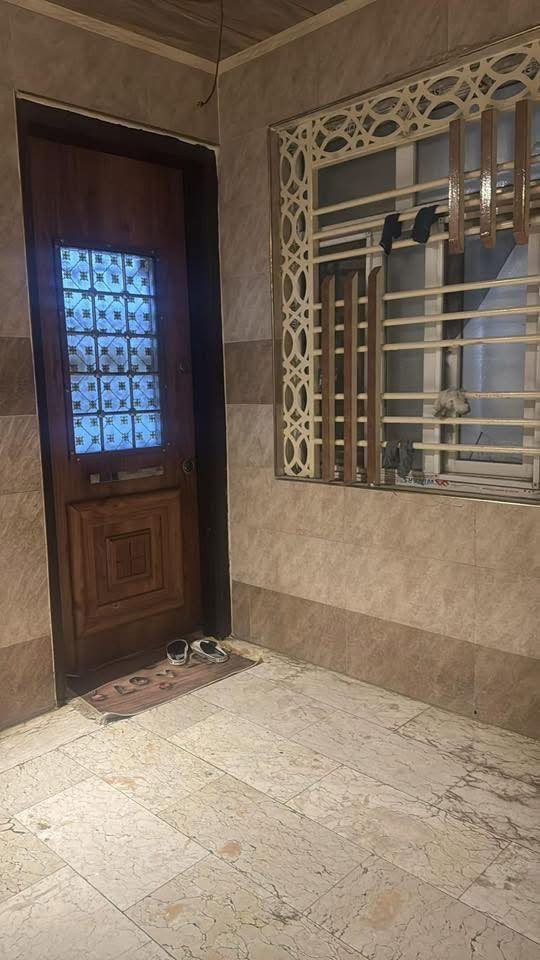 بيت للبيع بحي القادسيه. 

١٠٠م طابقين 
على ساحه 
للأستفسار متوفر. وات ساب 
***********
