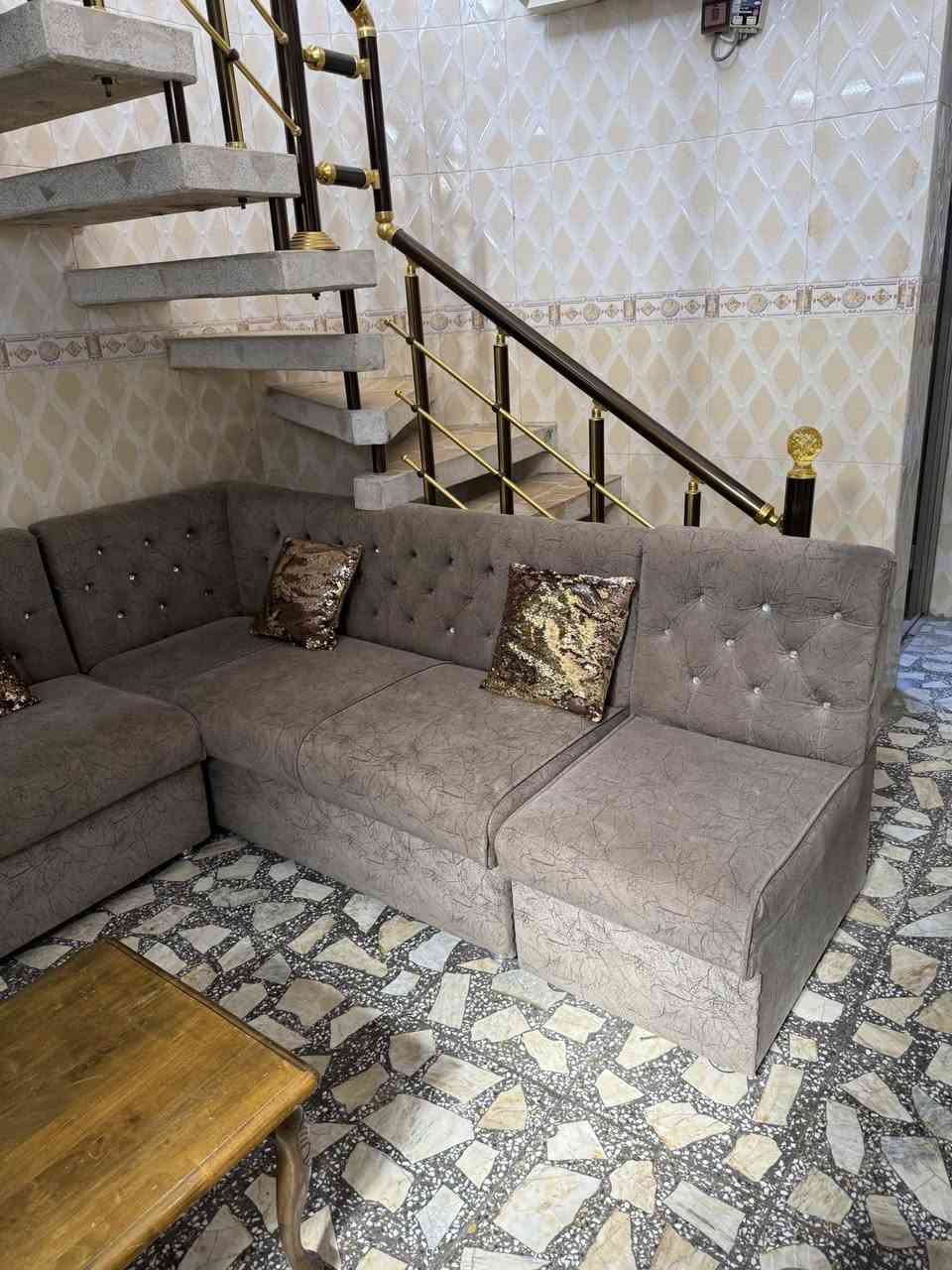 السلام عليكم 
للبيع ديوان صغير ٨ مقاعد مستخدم نظيف 
ويا طبلات 
كما موضح في الصور 
للاستفسار الاتصال على الرقم 
***********
