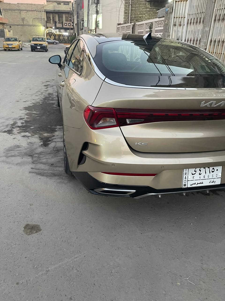 السلام عليكم K5 للبيع  1600  تيربو 2022داخل صاج كشن جلد تدفئه تبريد بانورما فول تحكم ستيرن تبريد خلفي امامي أربع عدسات لون مميز اوتو هولد هاند بريك دكمه بدون آير باك بجم كبس مامفتوح ولا مبدل بيه شي مكينه كير كفاله حادث خلفي موضح بالصور وبيه طخه خفيفه بهلال الجاملغ الخلفي ممصلح رقم بغداد باسمي مكانه بغداد كفائات الدوره تريد تعرف كل التفاصيل راسلني واتس اب ***********السعر 180
