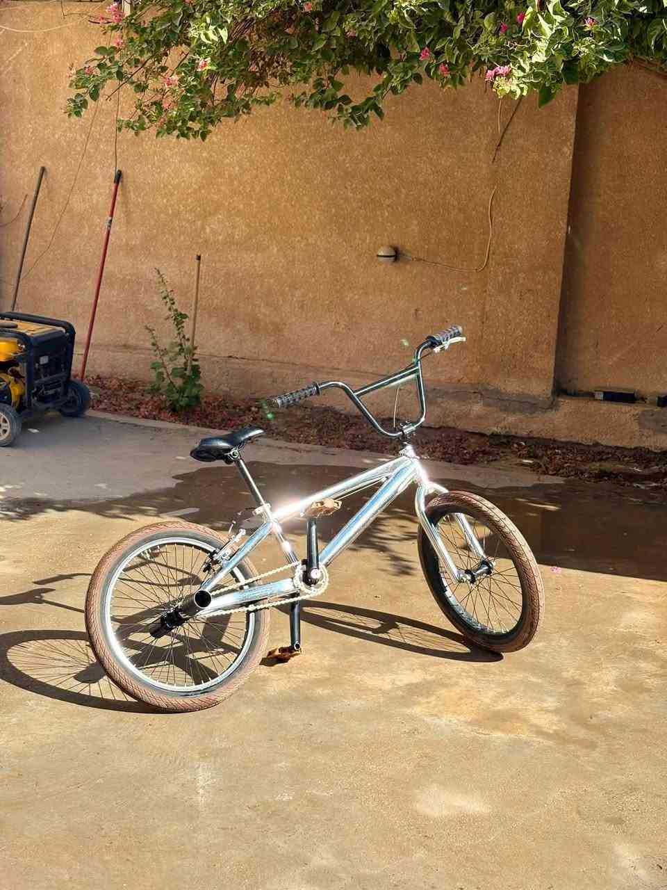 السلام عليكم
BMXللبيع
تايرات جوزي والفريم فضي 170 وبي مجال
***********
