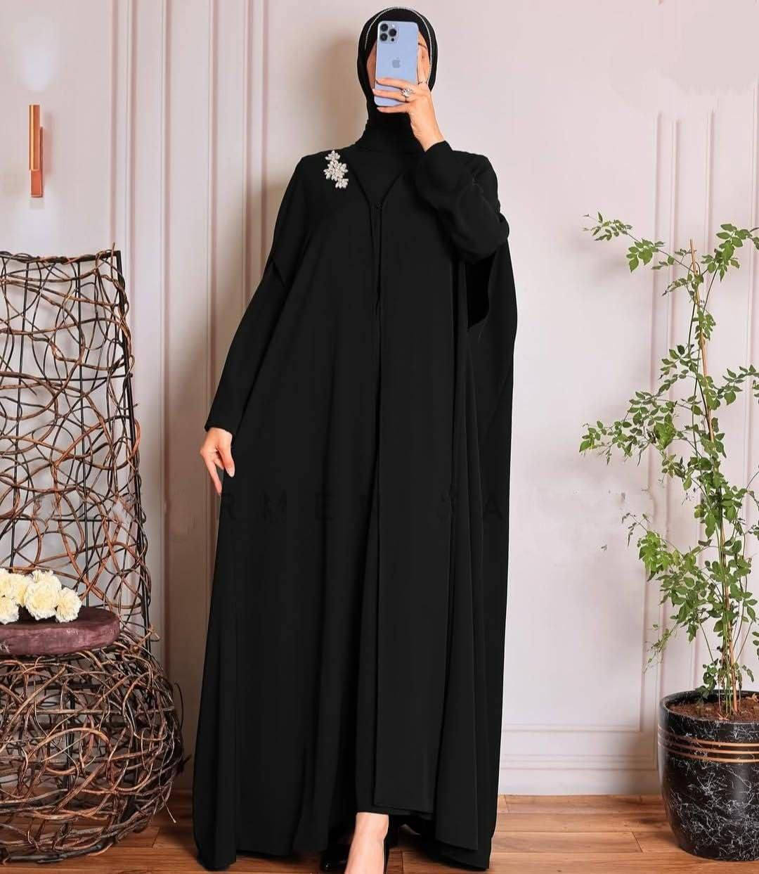 حرفياً كولكشن دَهب 🔥
 سيت عباية ولا أتقل من هيك بأكثر من تنسيق للصبايا ✨ القطعة الأولى :
فستان كمام سحاب من الضهر موديل زمة من الخصر موديل الفستان قبة 🔥
 القطعة الثانية : عباية فراشة أوفر سايز مكلفة ب بروش ألماس عاطي الموديل حركة أكابر .

🪡 الموديل فينك تلبسيه مثل الصورة ، و فيكي تلبسيه فستان لحال للطلعة ، و العباية بتنلبس مع بنطلون وكنزة سبور شيك 😍

✨ قماش برادا أجنبي تقيل و مكفول ✨
✨ فري سايز من 38 ل 46 بلبس ستاندر ✨
ألوان : أسود رمادي توتي
السعر


**إذا كنت صاحب هذا الإعلان وتريد حذفه لأي سبب، رجاءا أرسل رسالة إلى الدعم الفني**