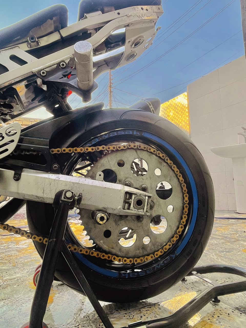 السلام عليكم شباب كاوسكي 2004 مكينة مكفولة بس كور مفتوح جايب فيتر وياك وفحص دراجة بكل وقت نكرة وعليهة ادامة جديد بلاكات جديدة فيتبم جديد وتنضيف ثلاجة دراجة بيهة صالصنة رياضي ستيرن رياضي يدت بريك خلفي رياضي ايطالي يدة كلج رياضي ٣ زروف جاملغ امامي فايبر كاربون الياف حقيقي عنابيرً دهن دهن ما صارله ٦ ايام من مبدلة رديتر بل جيس مي اخضر زيتي بكرة جبيرة  ودرجة بيهة ملاحضات مثل طعجة بل تانكي خفيفة دوس العنوان الامين ثانية رقم الهاتف *********** السعر 21 بيهة مجال بسيط
