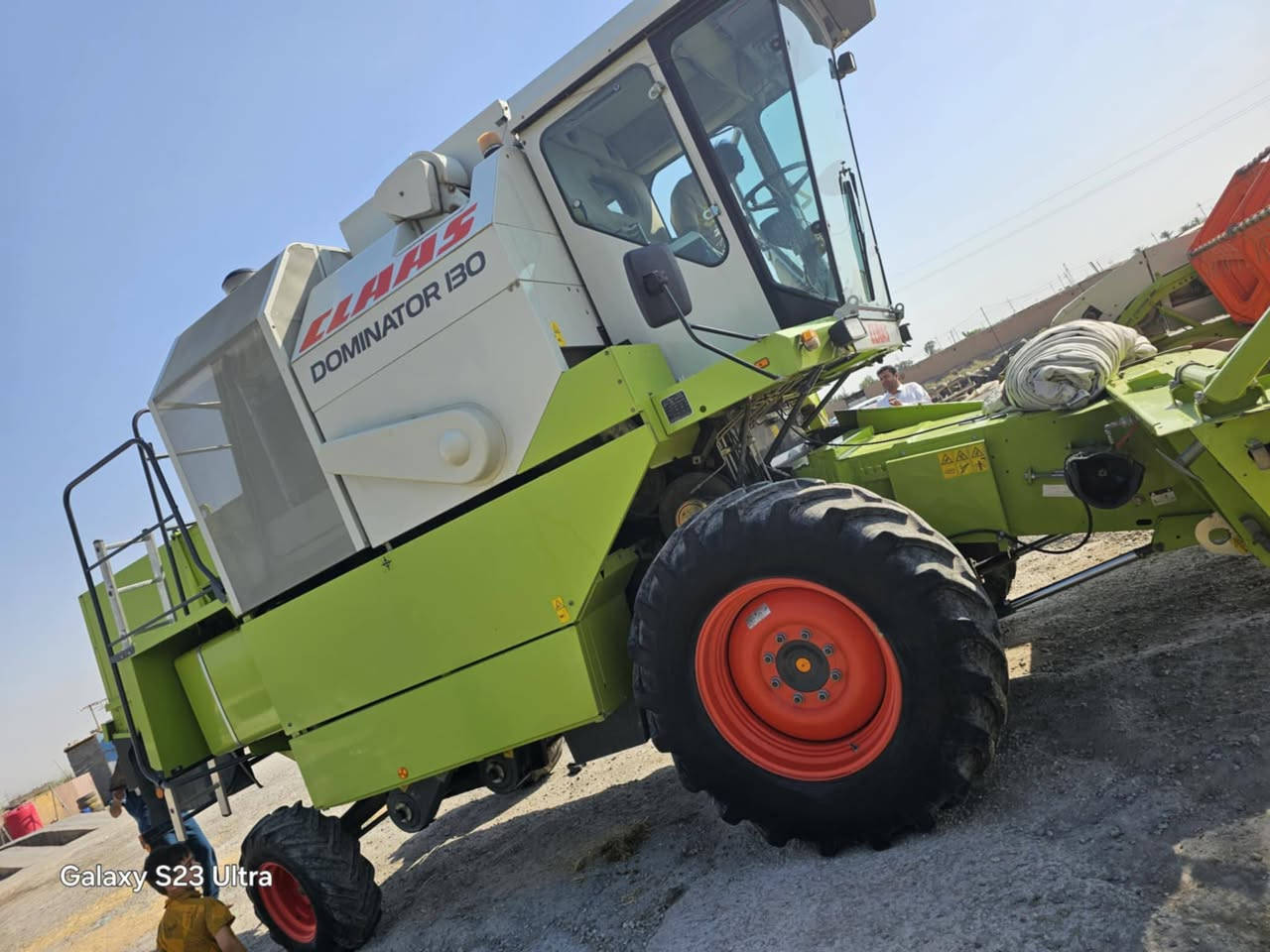 حاصدة كلاص للبيع مسلفه موديل 18طالعه ب21رقم نبار السعر 71مكان ذي قار رفاعي الرقم ***********
