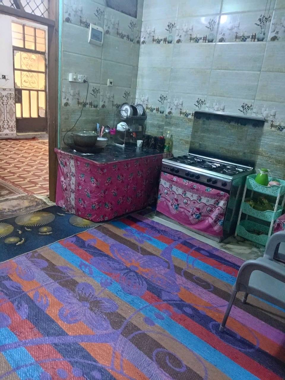 السلام عليكم يتوفر بيت طابو ملك للبيع طابقين المساحه 200 متر في بغداد بوب الشام قرب جامع الإمام علي الواجهة 8 م ونزال 25 الطول الطرمه 6 متر الاستقبال الطول 6 متر العرض 4 متر المطبخ طول 4 متر العرض 2 ونص الصاله الطول 4 متر والعرض 3 متر المنور طول 3 عرض. متر و نص غرفة النوم 4 + 4 ترك 2 متر حمام صحيات خارجي الطابق الثاني نفس الجوه نقص بالبيتونه ماكامله وارضية الاستقبال الفوك 4 + 4 بلكونه مترين على عرض البيت ودرج خارجي محل داخل البيت 3+ 3 المساحه 200 متر في بغداد بوب الشام قرب جامع الإمام علي الاستفسار والمراسله علي الخاص او واتساب ***********
شكد السعر المطلوب للبيت؟ وهل بيه قابلية للمساومة لو السعر نهائي؟: 
112 مليون 
الطابو الملك: شنو نوعه بالضبط وهل الأوراق كاملة وجاهزة للتنازل؟: 
بيت للبيع طابقين المساحه 200 متر في بغداد بوب الشام قرب جامع الإمام علي بن أبي طالب عليه السلام اوراق جاهزه للتنازل 
وين موقعه أدق بوب الشام؟ قريب لأي شارع/فرع/معلم غير جامع الإمام علي حتى يسهل على المشتري يوصله؟: 
بغداد بوب الشام قرب جامع الإمام علي عليه السلام 
البيت مفروش مثل ما ظاهر بالصور لو ينبيع فارغ؟ وإذا مفروش، شنو الأشياء اللي تبقى ويا البيع؟: 
الفرش لأصحاب البيت فقط البيت للبع 