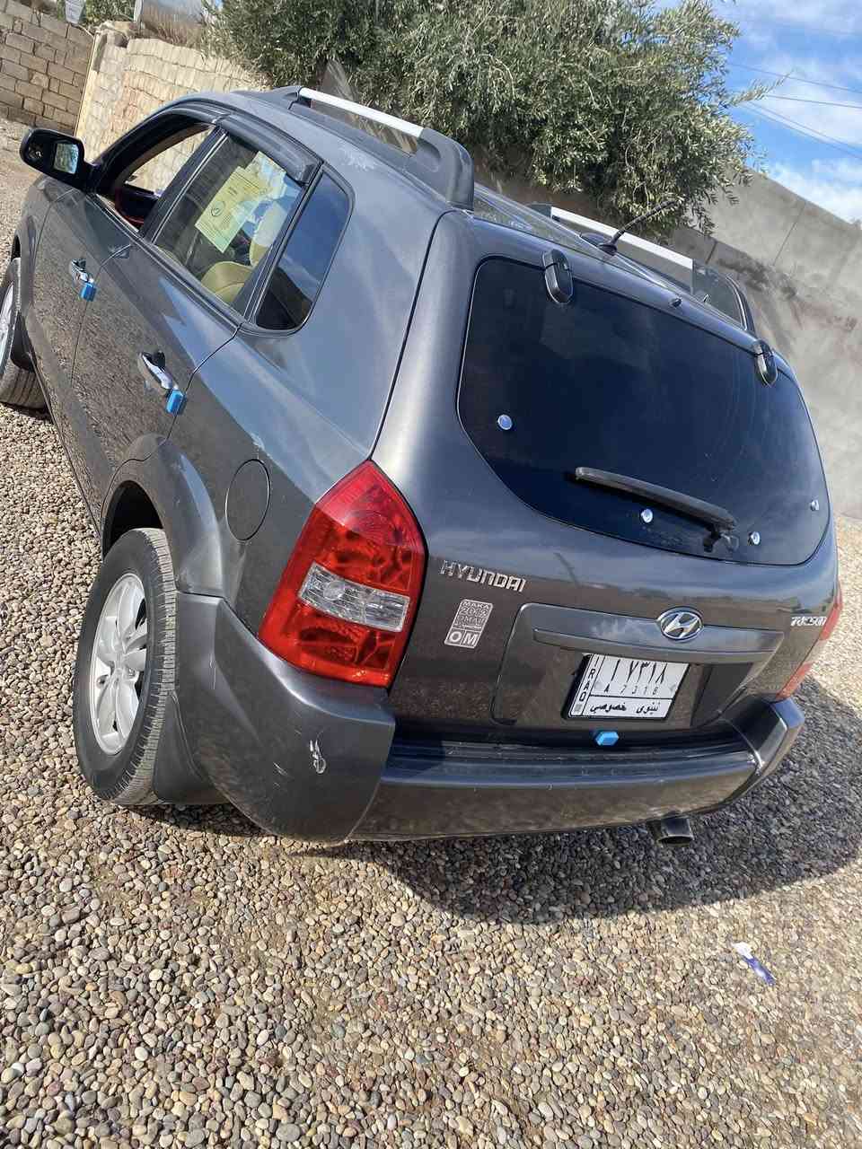 السلام عليكم سياره تكسون  موديل 2009 بدون ضرر بدون تبديل فقط 3ملاحظات طخم تايرصدر جديدالسعر120وبيهامجال ***********
