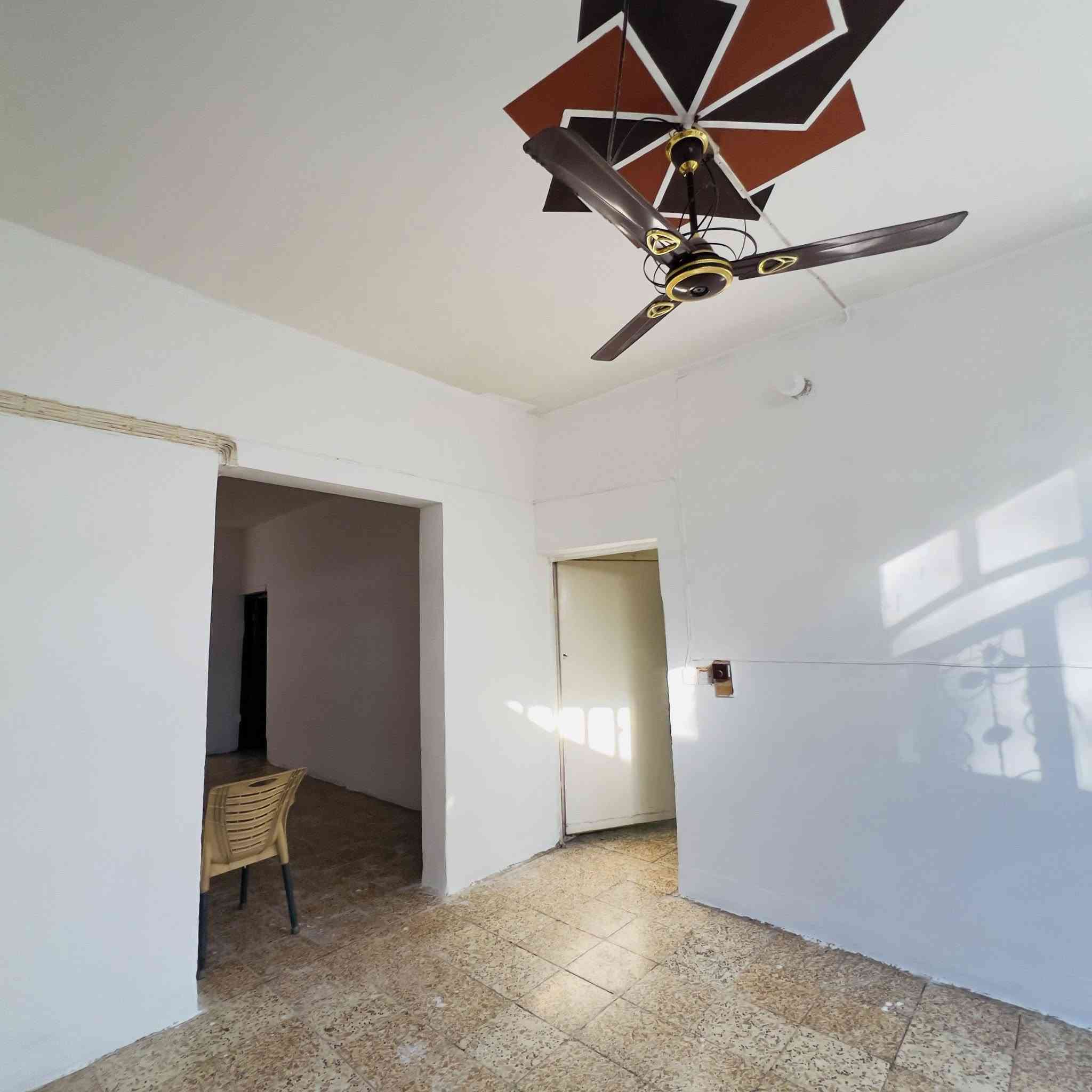 بيت للبيع * المساحه 310 ,,
الواجهه 15,, طابو زراعي سند 25
يحتوي على 3 غرف نوم +استقبال +مطبخ +صاله 
يحتوي على صحيات داخليه و خارجيه 
خدمات كامله ماء مجاري تبليط 
العنوان المحموديه حي بلال داخل فرع الحسينيه 
الاستفسار أكثر 
***********
*********** واتساب او مراسله الصفحه
