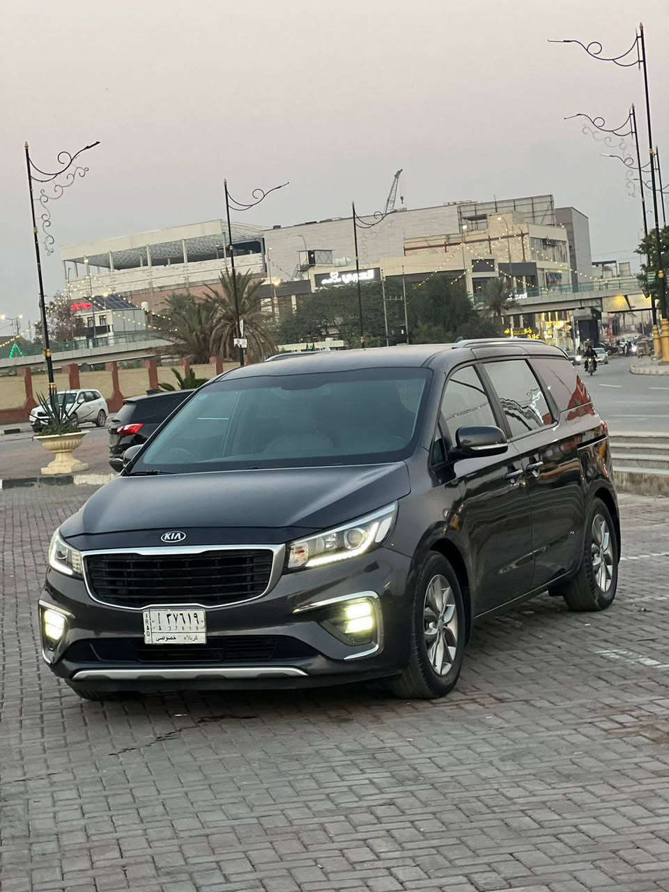 كيا سيدونا.   EX 2020 وارد امريكي
رقم كربلاء   تحويل مباشر 
حجم المحرك : 6 سلندر 3300
عداد المسافه : 73 الف mill
الضرر :   بنيد تبديل فقط    
المواصفات EX ..
شاشه اندرويد - كامره خلفيه 
ابواب خلفيه كهرباء شفط  
مقاعد جلد - كرسي سائق كهرباء 
تدفئه كشنات - حساس امامي خلفي    - 7 راكب 
تبريد 3 قطع - بردات جام بلاد 
السياره نضيفه جدا بدون اي نقص
السعر 205 ورقه للاستفسار الاتصال 📞 
***********  ابو محمد  
العنوان / كربلاء /  باب بغداد
