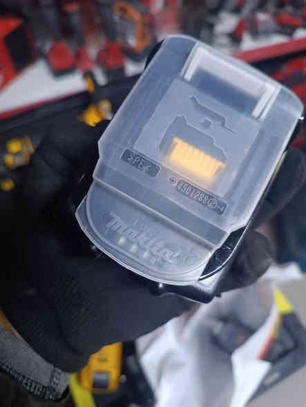 للبيع
بطاري مكيتا أصلي 
واتساب ***********
