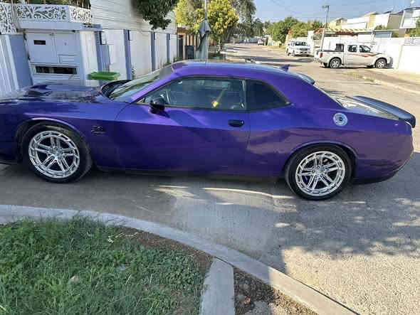 كير عادي ٦ كير جالنجر. ٢٠١٦ 
صبغ. جالمغين وبونيد. 
ماشيه ٧٥ الف. كليو. 
عليها برمجه وتزويدات شوته سترس بار. دبات صوت مخيف. كت أوف. 
***********
***********
١٥٠. بيها. مجال.  
باسمي. تحويل. اي وقت. تحب.
بيع او مرواس. 
رقم الشاصي موجود بالصوره. مع الحادث.
