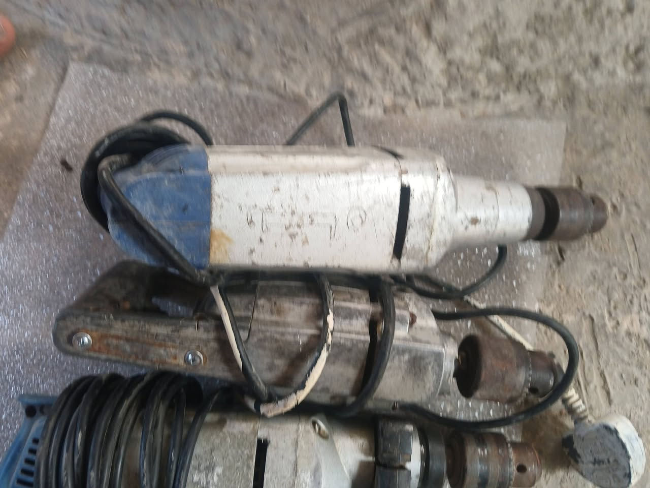 دريلات ريشان قديم طوبه ١٣ ملم سعر التك ٣٠  بغداد حي البتول واذا مراوس  بغير شي  عادي  ***********
