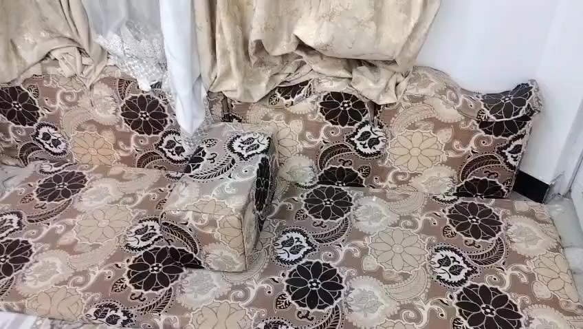 السلام عليكم
ديوان جديد مع طبلات كارتون يتكون من 
10 مقعد طول مترين و ظهر 18 ومسند عدد9 وطبله عدد 3 الاتصال على الرقم *********** أبو علي العسكري
