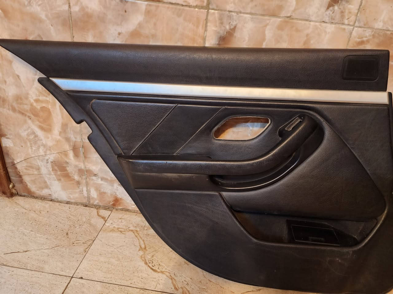 السلام عليكم ورحمة الله ... من رخصة الأخ الأدمن المحترم .  عندي مجموعة أغراض صقر e39 سعرهن (350 ألف نهائي ) للأمانة كل الأغراض حاوية فقط البطاين ليست حاوية ونسبة نظافة البطاين 80% ... هاتف / *********** مكاني حي القاهرة
○ صندوق تبريد وصيته من الأخ قاسم دوسكي  قبل شهر ونصف وموجود الوصل وياه (حاوية)
○ جامة سلايد فقط الجامة ترفع سلايدك الحديد وتشد الجامة (حاوية)
○ دكت التبريد الوسطي جديد جداً (حاوية)
 ○ بطاين أربع أبواب
