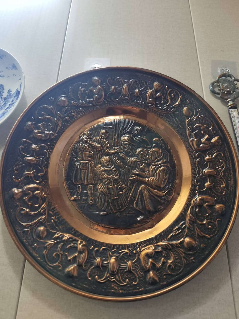 استيراد اوربي 
طبق تعليق من النحاس الأحمر مرفوقة بالحامل مختوم هولندي الحجم 37cm  التوصيل لجميع محافظات العراق للتواصل عبر الواتساب ***********
