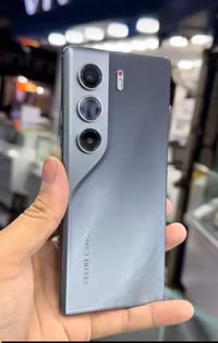 تكنو كامون ٤٠ برو فايف جي • نادر الاستخدام • كارتون وشاحن