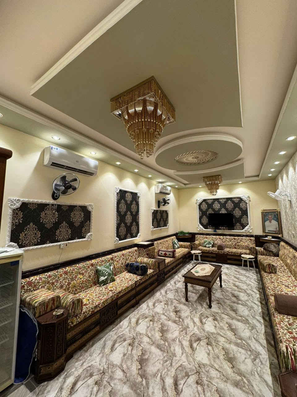 يعلن مكتب عقارات أبو انور فرع الطويسه عن وجود ابيوت البيع الفيروزيه عدد 3 يعني 3 بيوت+ ديوان +حمام عدد2+ مخزن خارجي مساحة الارض1900 م يعني دونم الى ربع مساحة بناء البيت الواحد تقريبا 170 م البناء طابوق فول مواصفات وديكورات بيتين طابق ونص وبيت واحد طابق واحد حديقه عدد 2 كبيره موجود بيه نخل عدد10 برحي العنوان الجزيره شارع الفيروزيه قبل الجسر الثاني بناء حديث سعر المطلوب 650 مليون وبيه مجال مكان راقي ممتاز الستفسار الاتصال//***********//***********// كما نستقبل جميع عروضكم وطلباتكم التجارية والعقارية المكتب مجاز قانونيا المكتب ماقبيل مطعم الحسون عقارات أبو انور فرع الطويسه

