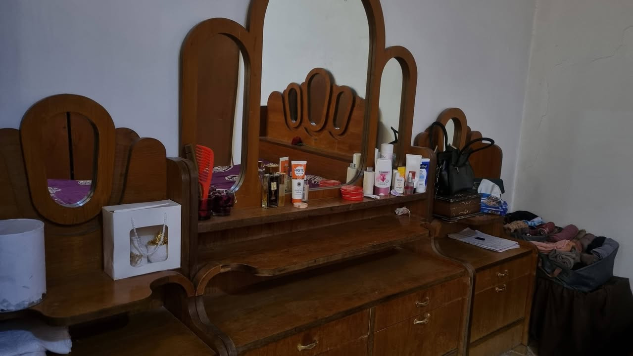 غرفة نوم مكونه من ٦ قطع زاوية وقنصور وميز تواليت وملحقين وتخت القنصور بي بابين مخلوعين والزاويه ييها جكمجه
العسر ٤٠٠ وبيها مجال


**إذا كنت صاحب هذا الإعلان وتريد حذفه لأي سبب، رجاءا أرسل رسالة إلى الدعم الفني**