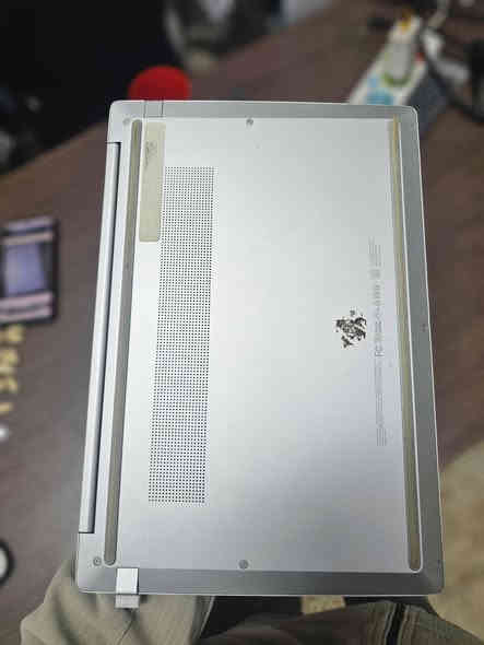 لابتوب hp
معالج core i5 
الجيل 10
رام 8
حجم الشاشه 14 لمس 
هارد 64 
يستخدم للدراسه ولالعاب والشغل نضافه %95
وكامل ملحقاته السعر 275 وبي مجال بسيط 
المكان بغداد الكماليه 
للستفسار رقم ***********
