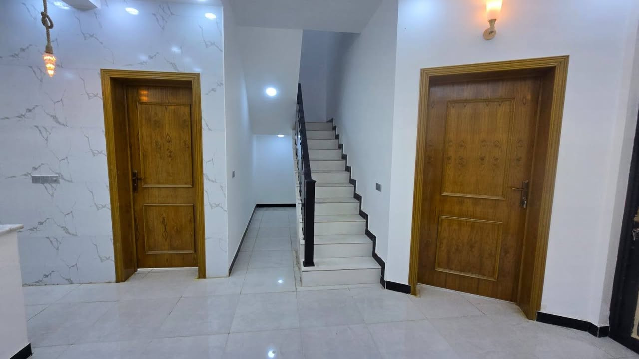 بيت للبيع في كربلاء مجمع بوابه الجنوب شارع حله كربلاء قرب مستشفى طب السنان
مساحة 100مترطابقين  طابو زراعي سند 25
البناء طابوك جمهورية كونكريت مسلح صب مركزي
يحتوي على استقبال ومطبخ وصاله وصحيات داخليه وخارجيه 3غرف نوم 
البيت بناء جديد بعده مامسكون الاستفسار اتصل ***********
