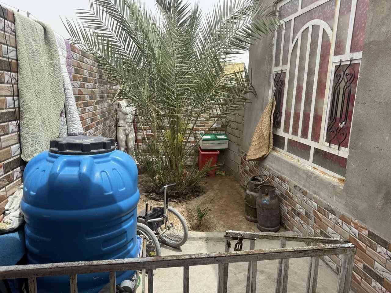 بيت زراعي للبيع مساحه 250 عالي عن شارع بيت كلش حلو 
غرفتين وصاله وديوانيه وساحه وكراج لبيت قريب ع شارع بدايه لفضليه قرب طاقه كهرباء قديمه سعر 50 وبي مجال ***********
