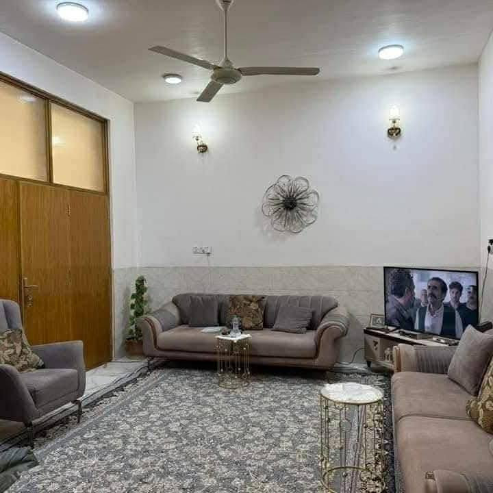 دار 🏠 للبيع 
حي الضباط حي الأمام 
بناء 2018 نضيف جدا 
طابقين 
يحتوي على ٣ غرف نوم وصاله وكلدور ومطبخ ومجمع صحيات 
المساحه ٢٠٠متر الواجهه ١٠متر نزال ٢٠متر 
للاستفسار ***********سيد علي 
مكتب 🏢 الوسيط حلة, بابل
