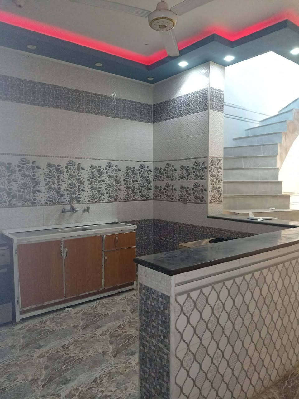 يا الله عرضنا لهذا اليوم 
للبيع مشتمل طابو صرف مساحه 125  متر طابقبن 
يحتوي على غرفتين بناء 2024 
البيت فارغ تسليم مفتاح 
الموقع ابو غرق حي الحسين قرب المدرسه الصينيه 
السعر 130  وبيه مجال 
للاستفسار اكثر الاتصال على الرقم ***********

