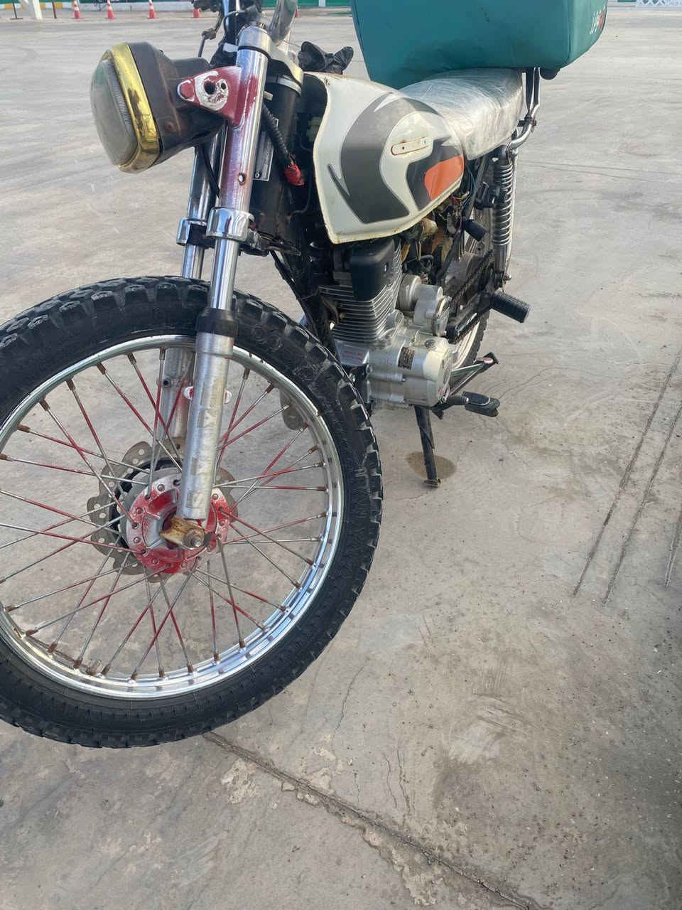 دراجه سيفان محرك نضافه فول والمكينه ناعمه مثل ماشوفون نظافته فول سلف شغال والهندر نكره شرط والدراجه نشطه شلعته تشك الكاع شك ومراوس بماكس حسب القناعه او للبيع سعره 250  الرقم ***********
