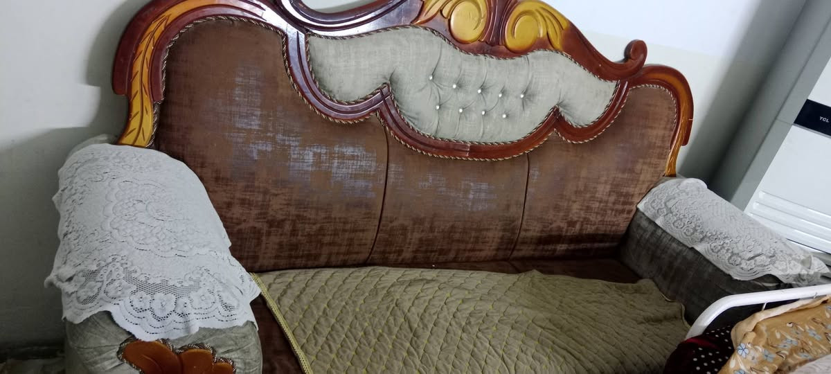 السلام عليكم تخم للبيع تزكام نضيف مابيه اي شي ١٠ مقاعد ٣ كبار وكرسين ب٣٢٥ المكان حلة  ***********
