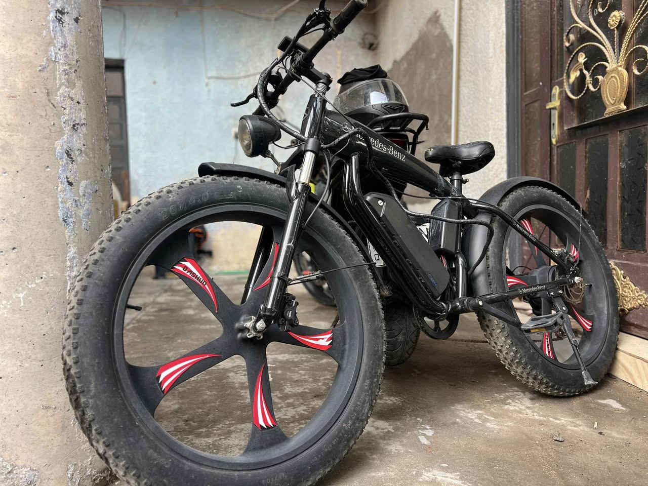 السلام عليكم بايسكل شحن سرعه 60 -5 نمر كامل ماناقصه اي شي عدسه زنون  السعر 450وبي مجال بسيط مكاني بغداد البياع ***********
