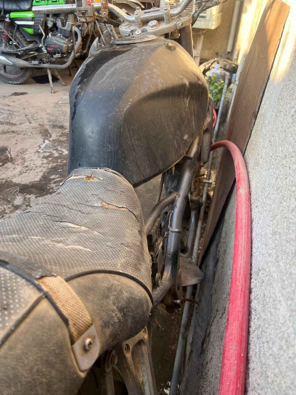 سلام عليكم بانده ربع للبيع بدون مكينه بيهه ظفيره كامله وعقل كوم حديد مكان بغداد البياع ***********
