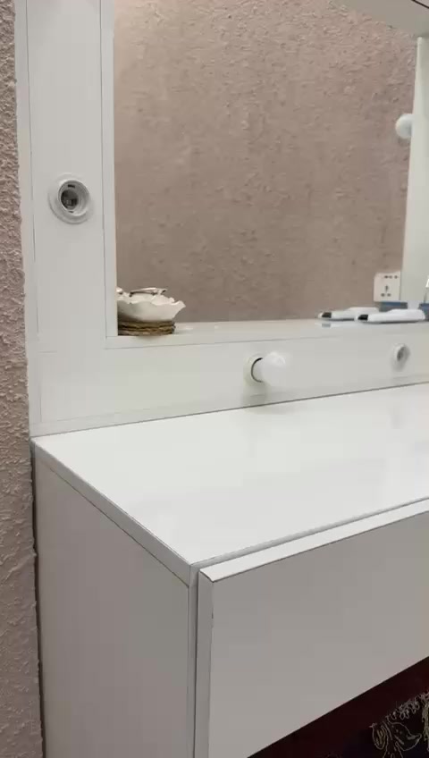 اغراض صالون للبيع ب اسعار مناسبه وبحاله  جيده جدا يوجد اشياء اخرئ غيرها ايضا للاستفسار علئ الرقم *********** العنوان زيونه
