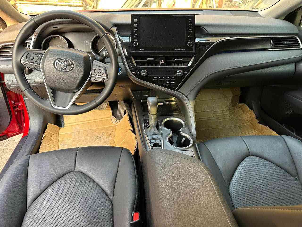 مكينتها 2500 هايبرد 
بيها مواصفات كاملة:
 تسخين بالكوشنات
كوشنات كهربا، جلد، ويا داتاشو 
مرايات رادار، رادار أمامي وخلفي
تحديد سرعة، ونظام البريك الأوتوماتيكي
فتحة سقف ، سبويلر 
بيها 3 وضعيات سياقة: ECO – NORMAL – SPORT
شاشة كبيرة ونظام صوتي JBL
بريك بصمة، Auto Hold

 مواصفات هواية بعد
قطعتين بيه بنيد وجاملغ مبدلات اصليات تفصيخ بدون دواخل
ايرباك برده فقط 
مرقم بغداد  
سعر 215 وبيها مجال حك الجية
مكان السيارة الشعب
رقم بغداد 
رقـــم   *********** بغداد, العراق
