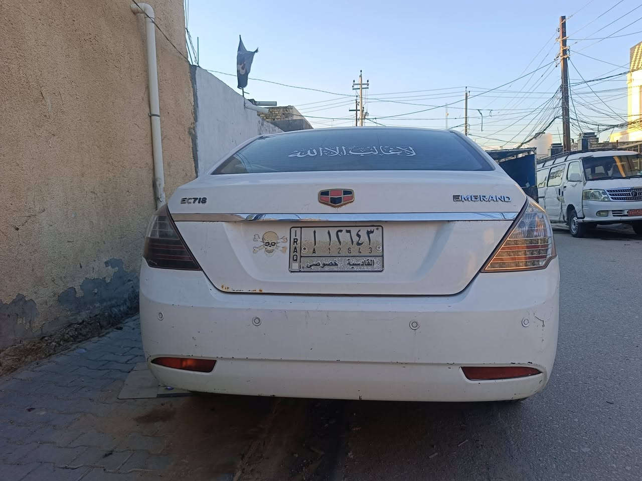 السلام عليكم  جيلي ام كرنت السياره مديل 2012 فوال موصفات من عده البصمه فتحه قماره حساسات خلفيه شاشه السياره معروفه موصفاته غرفته جديده عايزه شويه ترتيب سعره 48 بيه مجال الرقم ***********
