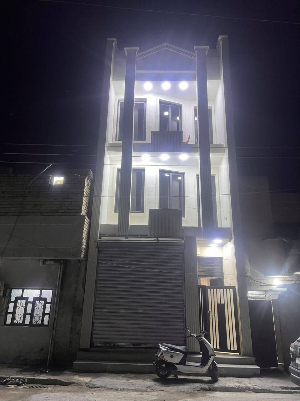 السلام عليكم من رخصه صاحب الكروب عندي بيت للبيت للبيع باسمي في الغزاليه خلف جامع الحمزه مقابل الحديقه الجديده مساحه 100متر 3طوابق 5غرف نوم وبيتونه سطحين وحمامين ويوجد في البيت محل بناء جديد2026 ارضيه مرمر وبناء درجه اولى بسعر 320مليون للتصال ***********
